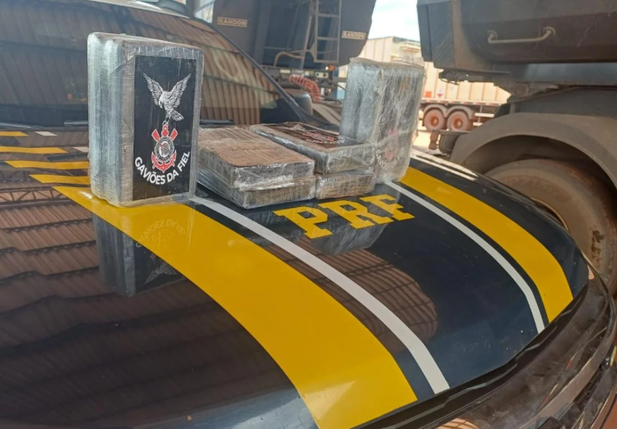 PRF apreende mais de 1 tonelada de cocaína com símbolo da Gaviões da Fiel no Pará