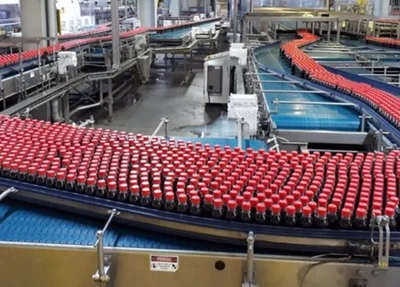 Produção de garrafas de Coca-Cola