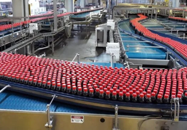 Produção de garrafas de Coca-Cola