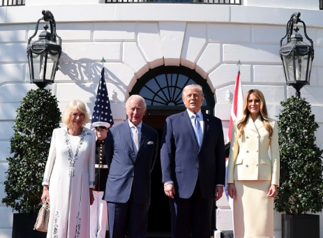 Rei Charles III e Donald Trump acompanhados de suas esposas