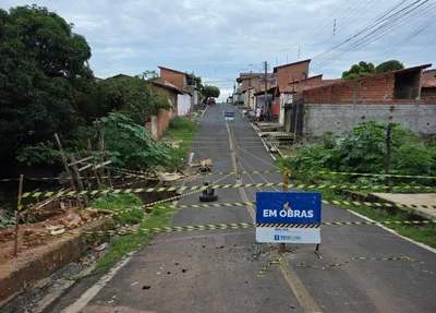Rua é interditada após risco de rompimento