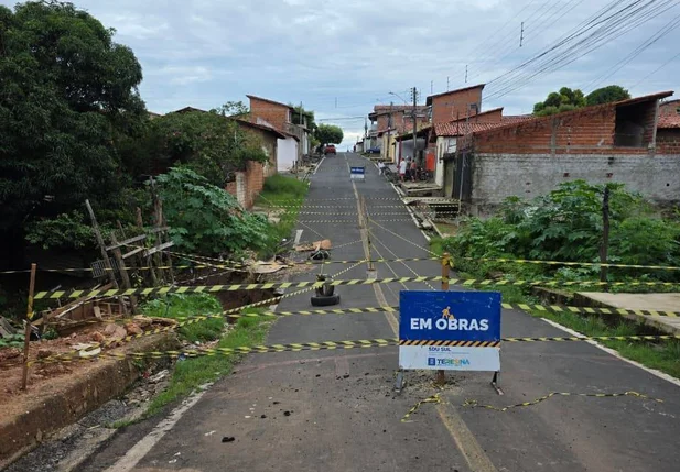Rua é interditada após risco de rompimento