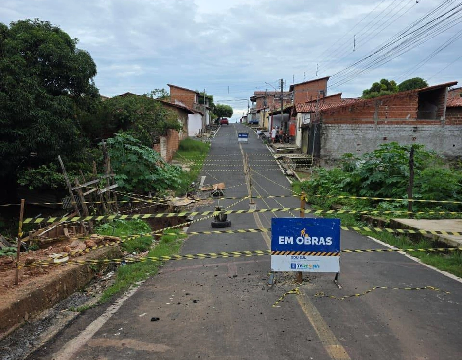 Rua é interditada após risco de rompimento