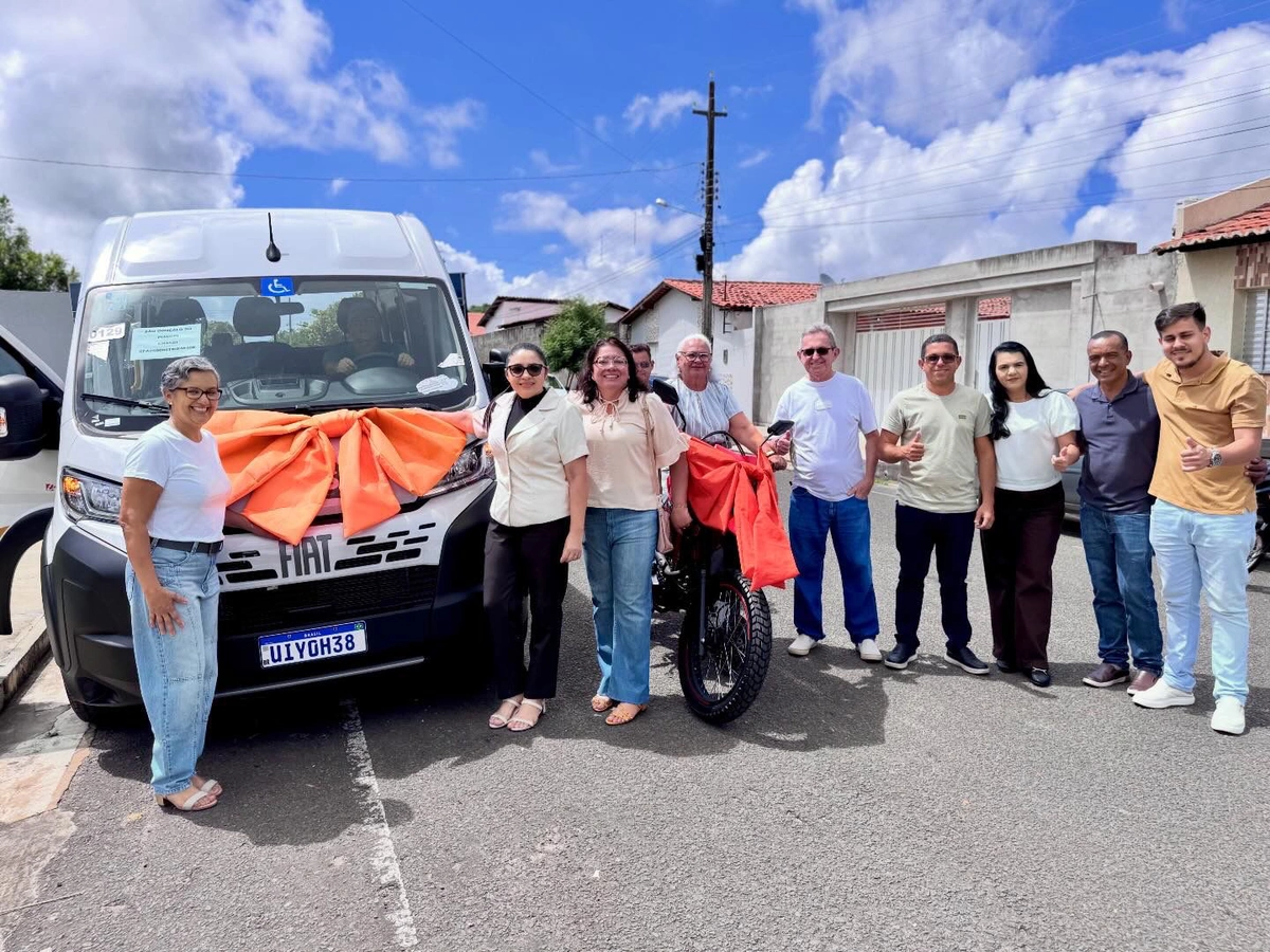 São Gonçalo do Piauí avança na assistência social com entrega de van adaptada e motocicleta na gestão Gerlane Cabral