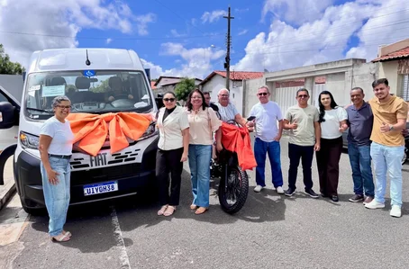 São Gonçalo do Piauí avança na assistência social com entrega de van adaptada e motocicleta na gestão Gerlane Cabral