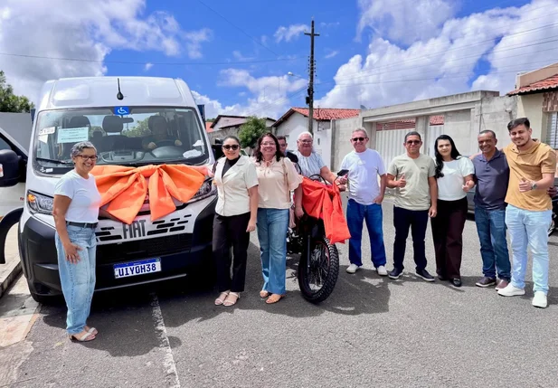 São Gonçalo do Piauí avança na assistência social com entrega de van adaptada e motocicleta na gestão Gerlane Cabral