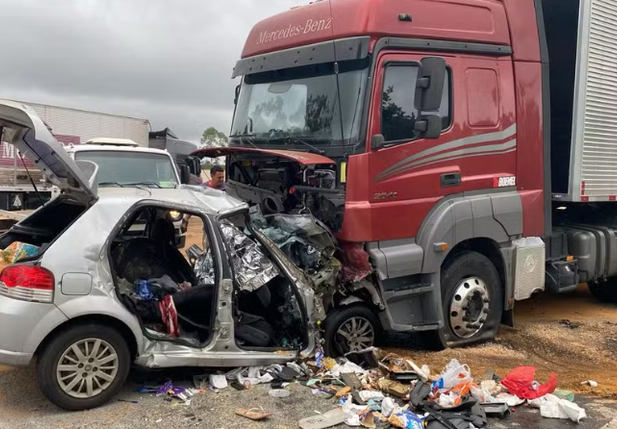 Seis pessoas de uma mesma família morrem em batida entre carro e carreta