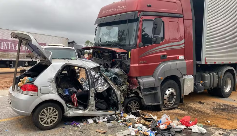 Seis pessoas de uma mesma família morrem em batida entre carro e carreta