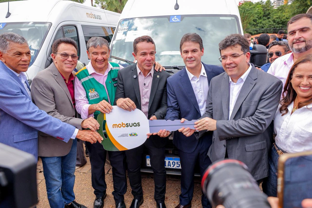 Severo Eulálio durante entrega de vans do MobiSUAS no Piauí