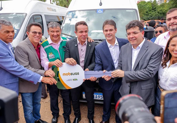 Severo Eulálio durante entrega de vans do MobiSUAS no Piauí