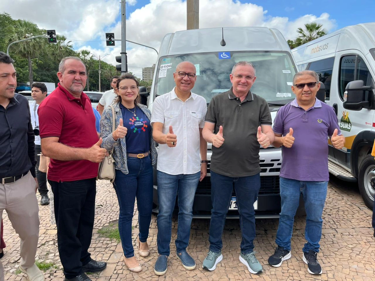 Sigefredo Pacheco recebe van adaptada do MobSUAS
