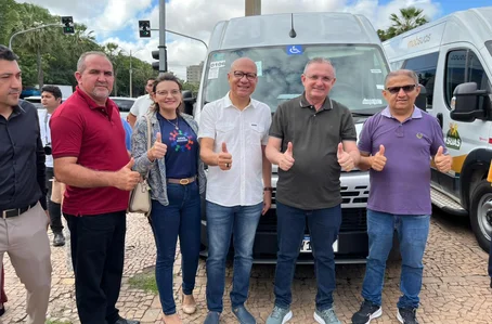 Sigefredo Pacheco recebe van adaptada do MobSUAS