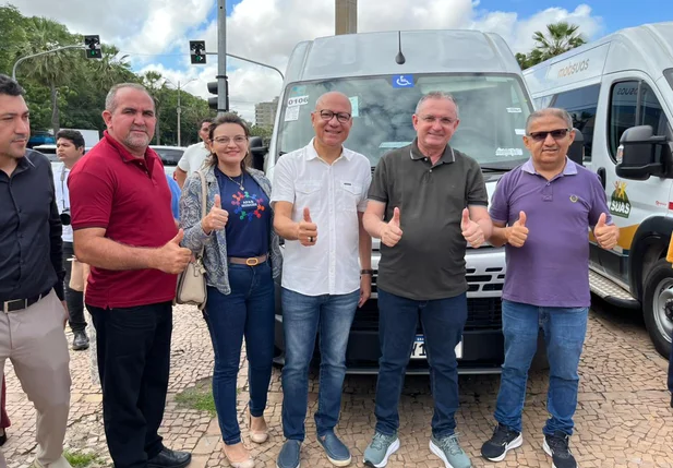 Sigefredo Pacheco recebe van adaptada do MobSUAS