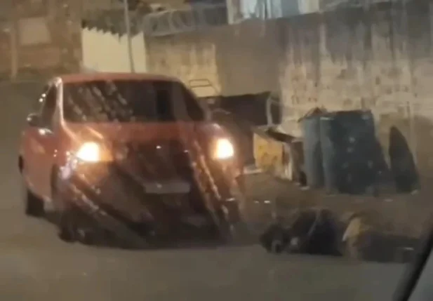 SPIA flagrou o momento em que a mulher atropela o morador de rua enquanto ele dormia
