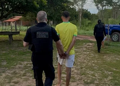 Suspeito conduzido pelo delegado André Moreno