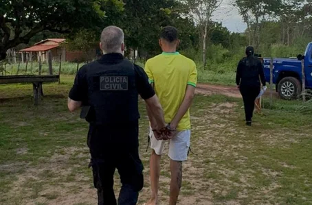 Suspeito conduzido pelo delegado André Moreno