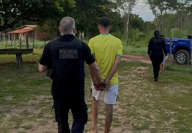 Suspeito conduzido pelo delegado André Moreno