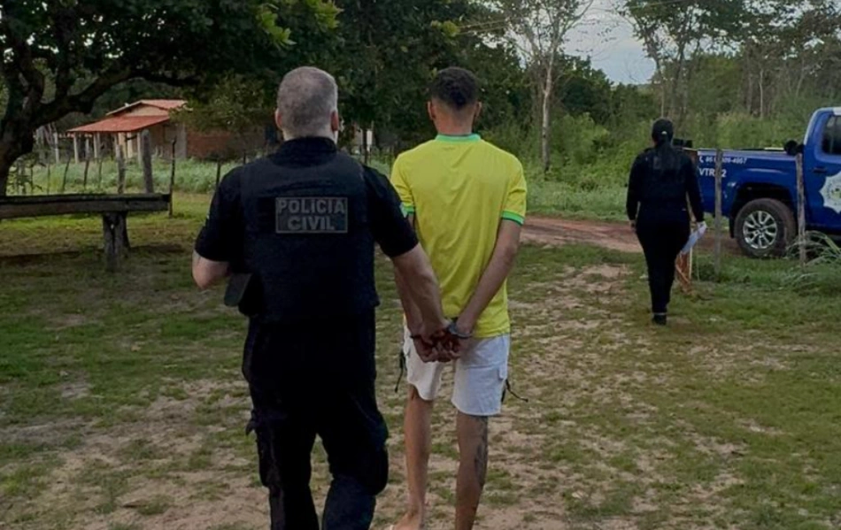 Suspeito conduzido pelo delegado André Moreno