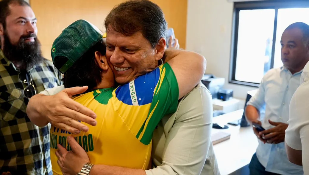 Tiago Junqueira abraça Tarcísio