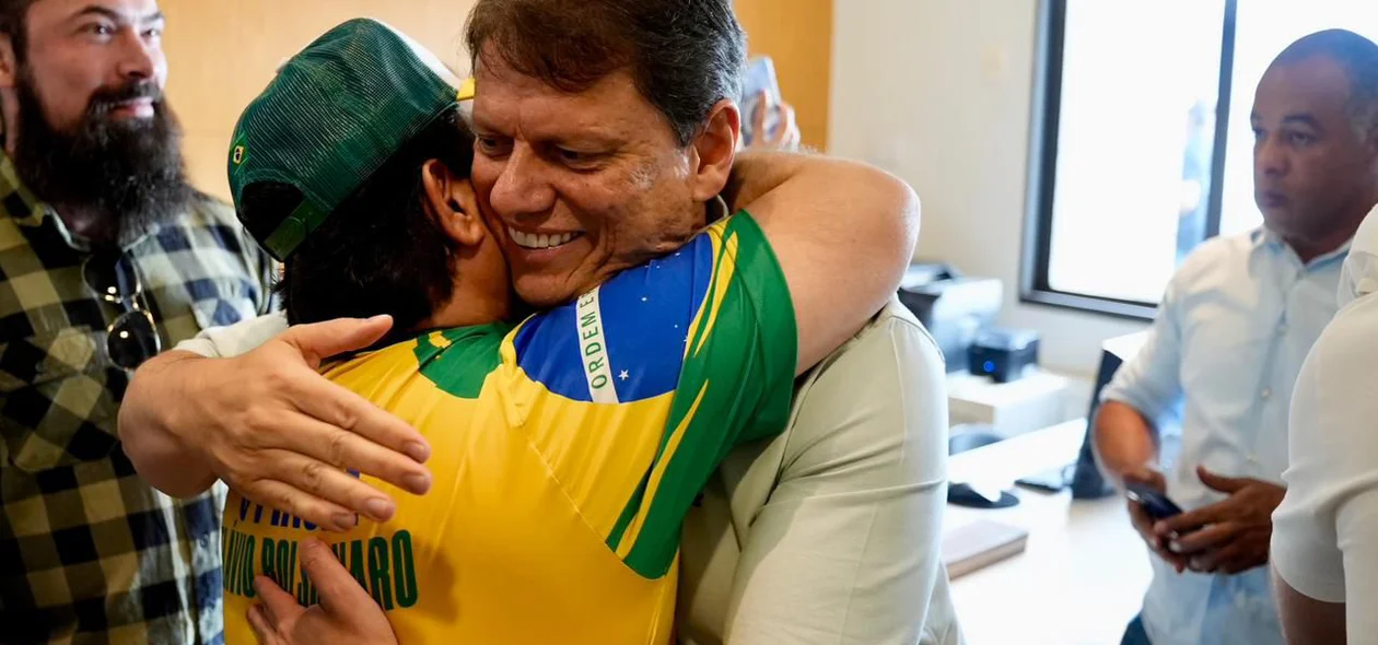 Tiago Junqueira abraça Tarcísio