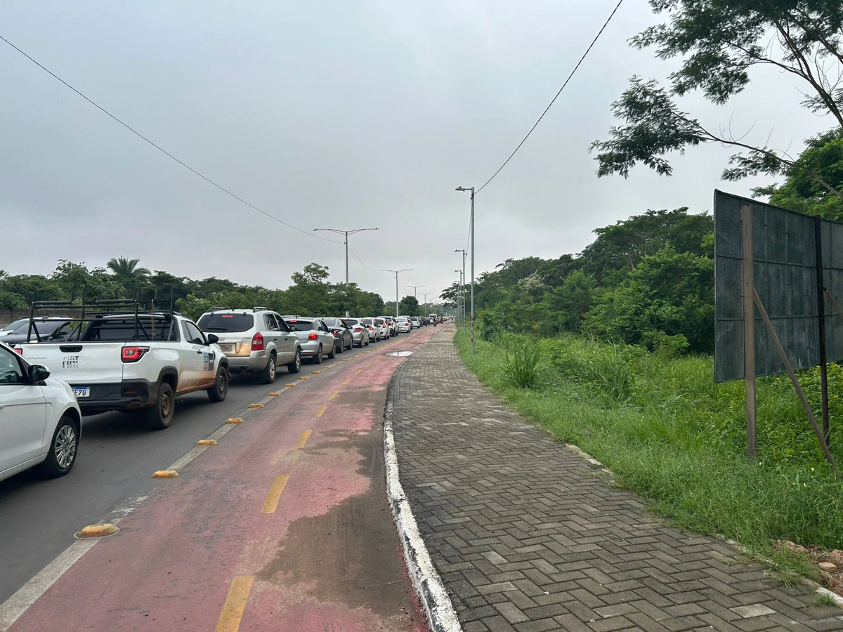 Trânsito completamente congestionado na Avenida Piauí, em direção à Ponte da Amizade