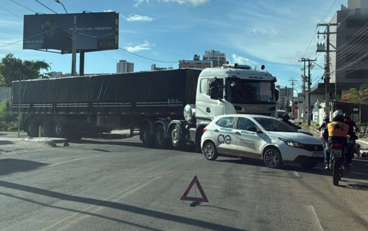 Trânsito na Homero Castelo Branco fica bloqueado após colisão