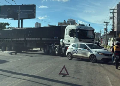 Trânsito na Homero Castelo Branco fica bloqueado após colisão