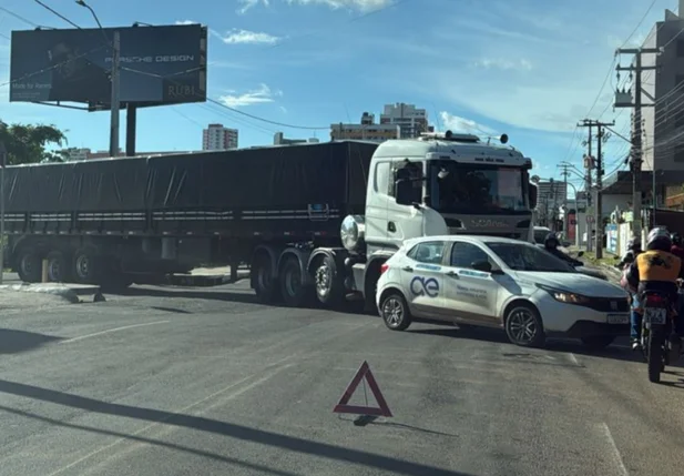 Trânsito na Homero Castelo Branco fica bloqueado após colisão