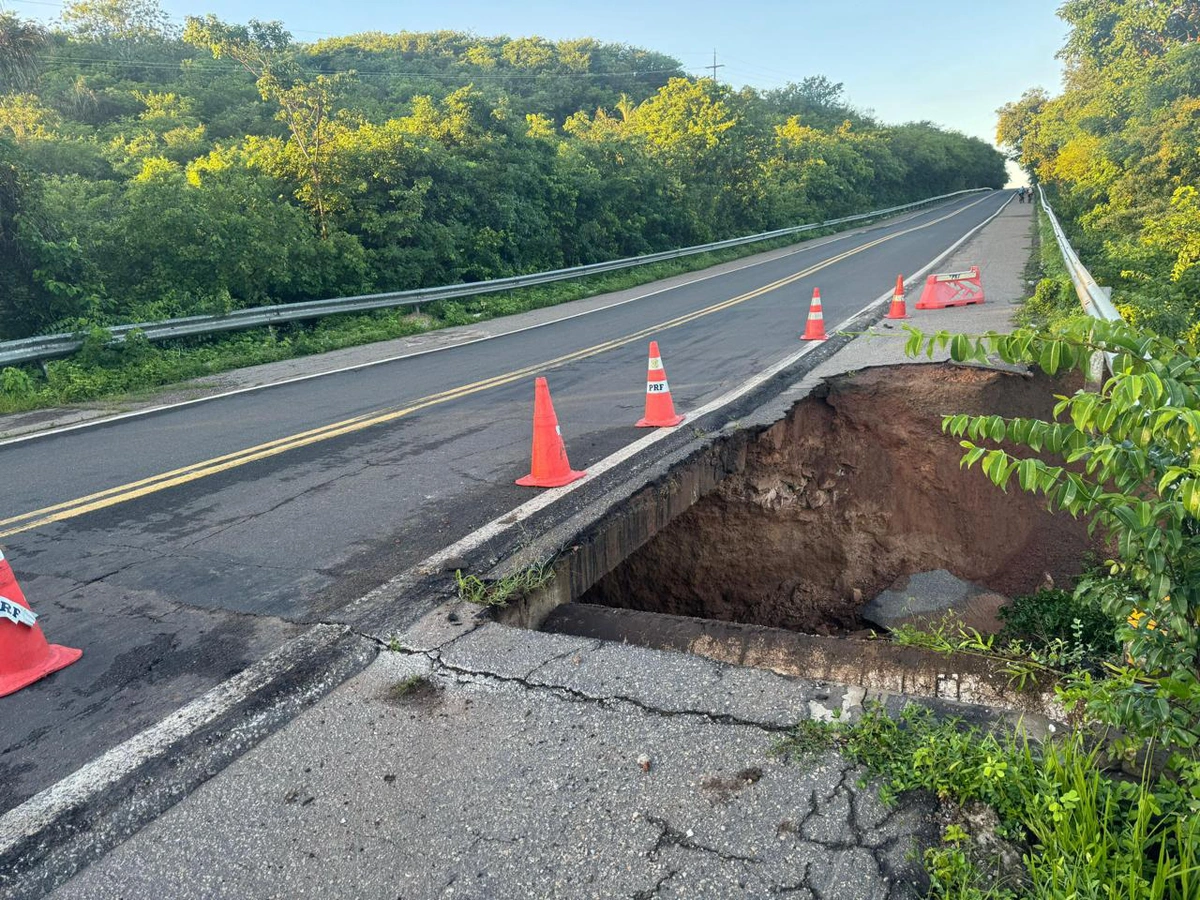 Trecho da BR 343 foi interditado após surgimento de cratera