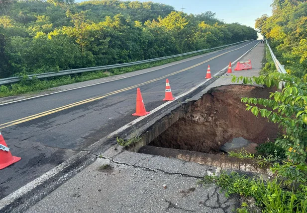 Trecho da BR 343 foi interditado após surgimento de cratera