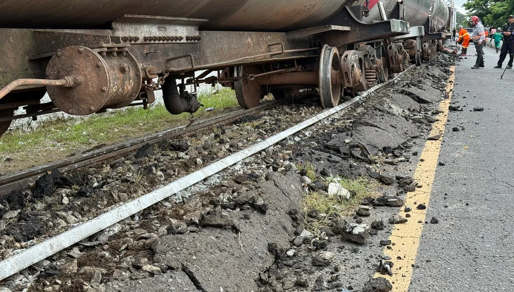 Trem descarrilou no acesso à Ponte Metálica, em Timon