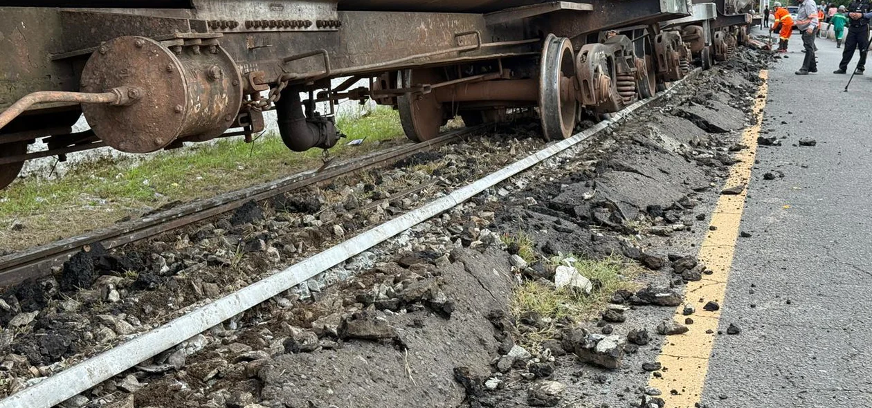 Trem descarrilou no acesso à Ponte Metálica, em Timon