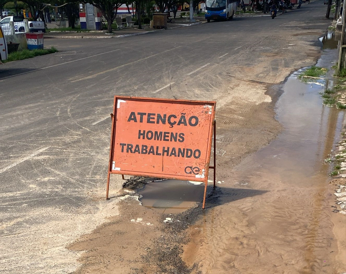 Vazamento em rua movimentada de São João da Serra