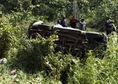 Veículo capotou fora da pista e deixou três pessoas mortas