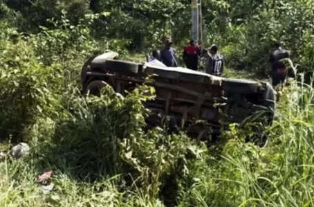 Veículo capotou fora da pista e deixou três pessoas mortas
