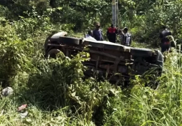 Veículo capotou fora da pista e deixou três pessoas mortas