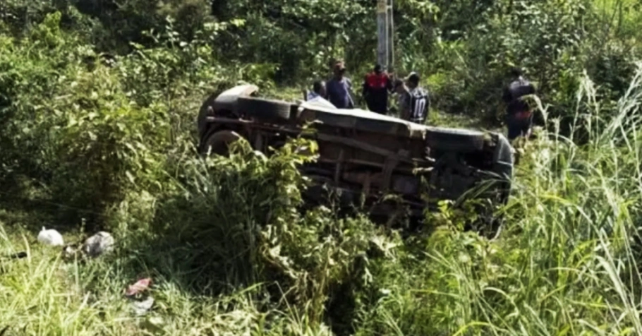 Veículo capotou fora da pista e deixou três pessoas mortas