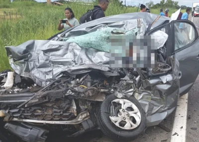 Veículo de passeio ficou totalmente destruído e quatro pessoas morreram na hora