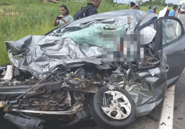 Veículo de passeio ficou totalmente destruído e quatro pessoas morreram na hora