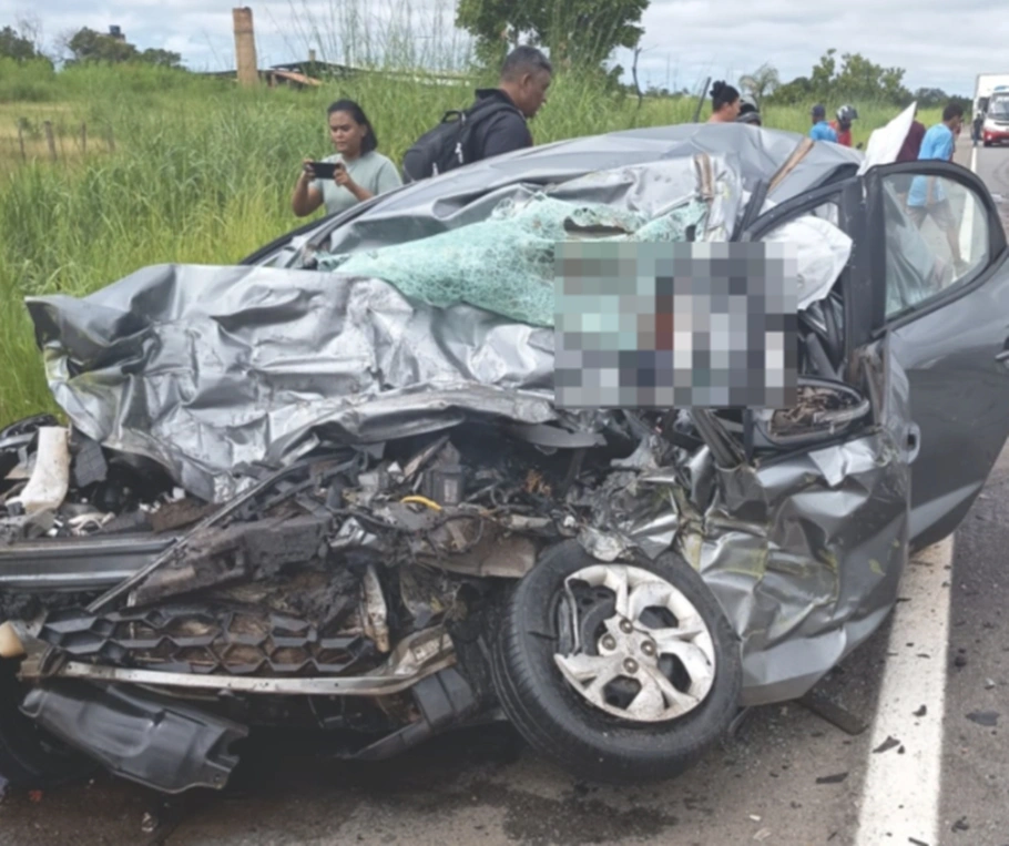 Veículo de passeio ficou totalmente destruído e quatro pessoas morreram na hora