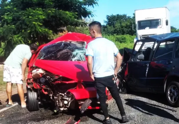 Veículo ficou totalmente destruído