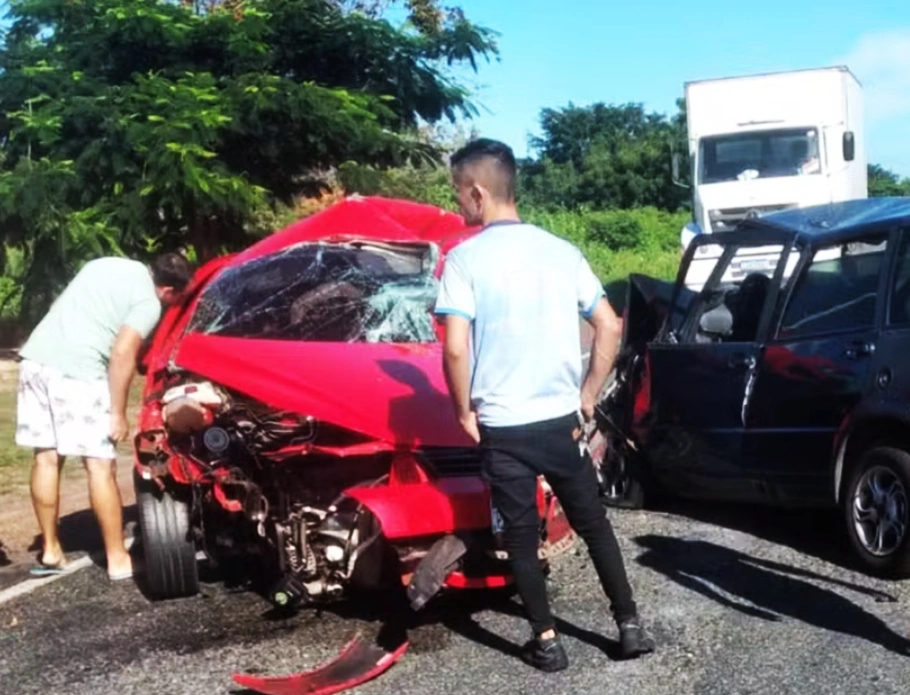 Veículo ficou totalmente destruído