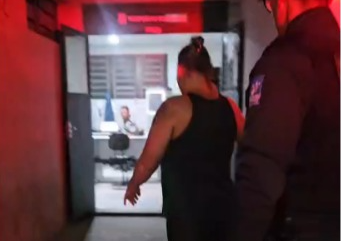 Veja momento em que mulher acusada de atropelar morador de rua chega à Central de Flagrantes de Teresina