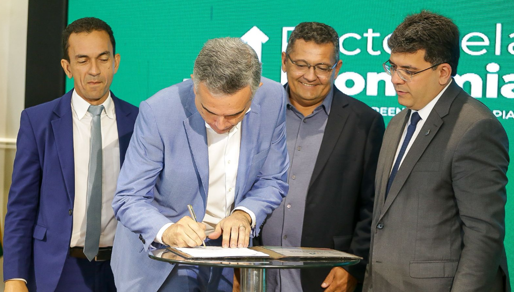 Washington Bonfim assina Pacto pela Economia