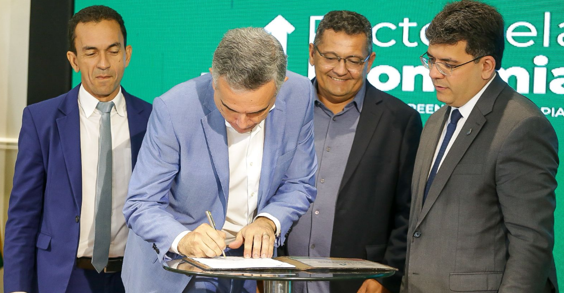 Washington Bonfim assina Pacto pela Economia