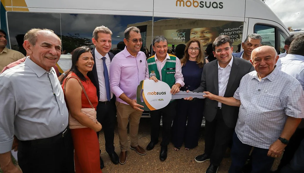 Wellington Dias entrega van do MobSuas
