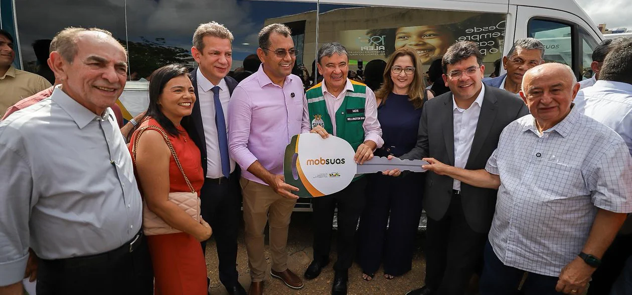 Wellington Dias entrega van do MobSuas