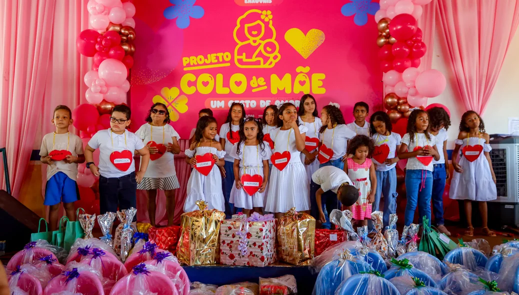 A programação também contou com homenagens às mães e aos assistentes sociais, em alusão ao Dia das Mães e ao Dia do Assistente Social
