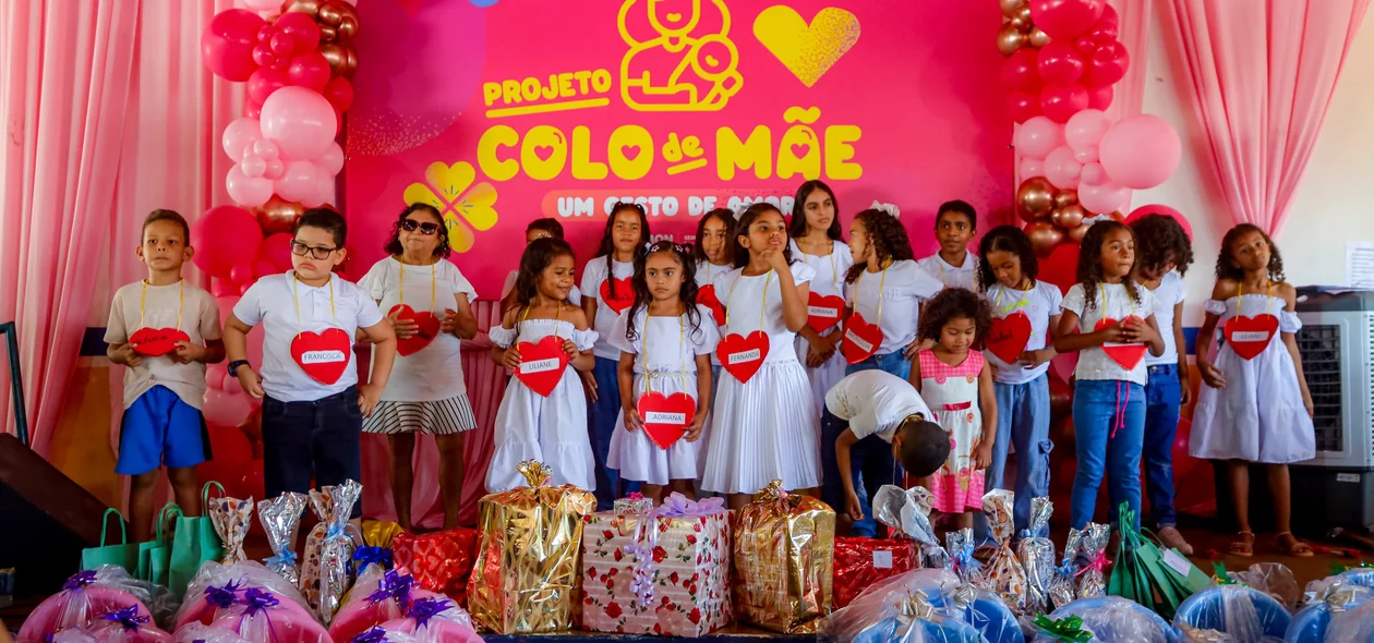 A programação também contou com homenagens às mães e aos assistentes sociais, em alusão ao Dia das Mães e ao Dia do Assistente Social