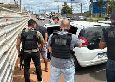 Abordagem dos policiais do DRACO